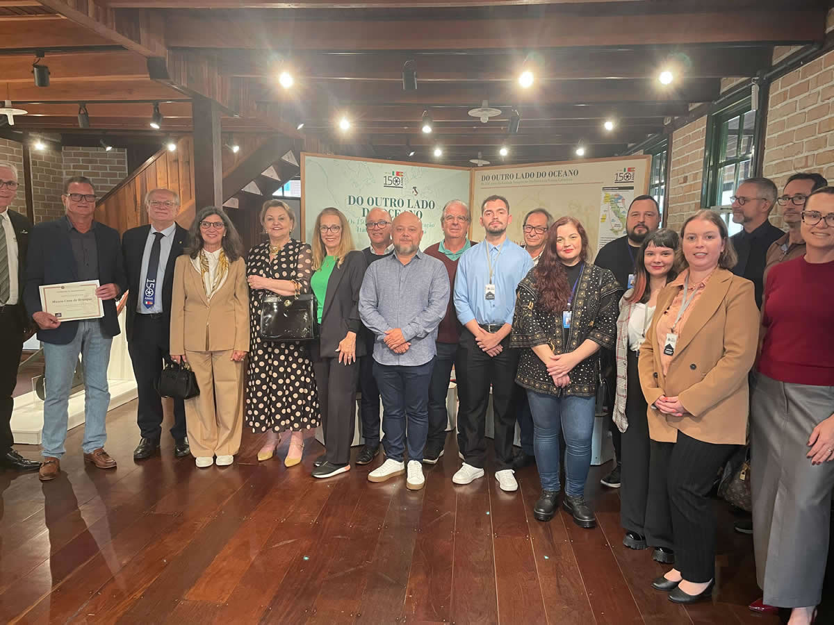 Casa de Brusque recebe autoridades para abertura oficial da exposição  Do Outro Lado do Oceano