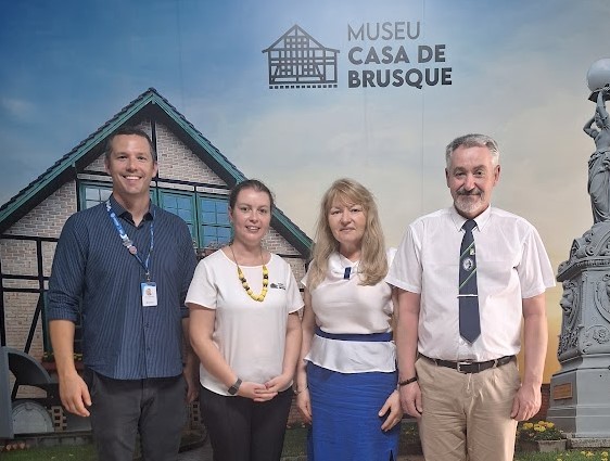 Poloneses visitam o Museu Casa de Brusque durante intercâmbio